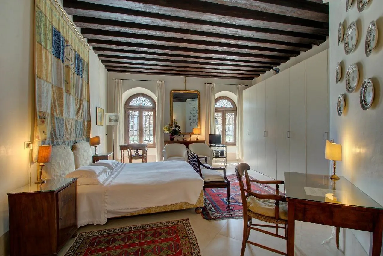 Tribuno Grand Canal Venedig 0*,